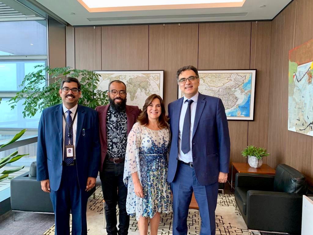 Raquel Simões e a equipe do Novo Banco de Desenvolvimento do BRICS: vice president and Chief Risk Officer, Sarquis J. B. Sarquis ; vice president and Chief Risk Officer, Leslie Maasdorp ; Chief Compliance NDB-BRICS, Srinivas Yanamandra.